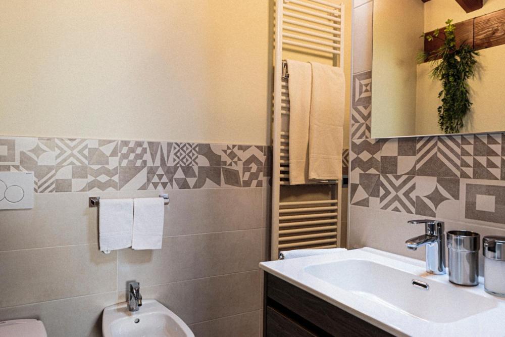 A&G Apartment Aosta - Elegante Casa 100 Mq Su Due Piani Con Wi-Fi-Giardino-Parcheggio Dış mekan fotoğraf